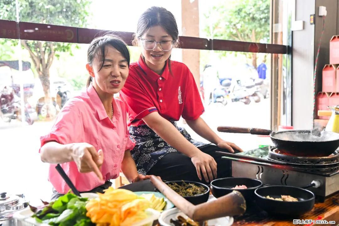 全网追的“扁担女孩”，找了一份暑假工，时薪12元 - 巴彦淖尔盟生活资讯 - 巴彦淖尔盟28生活网 bycem.28life.com