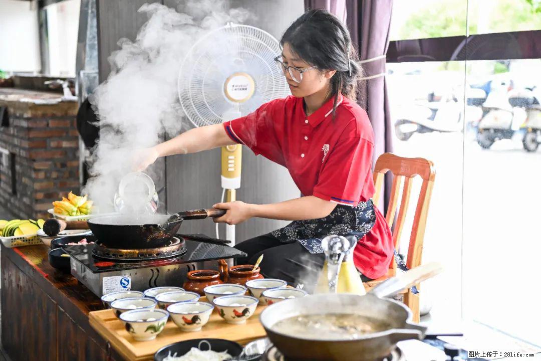 全网追的“扁担女孩”，找了一份暑假工，时薪12元 - 巴彦淖尔盟生活资讯 - 巴彦淖尔盟28生活网 bycem.28life.com